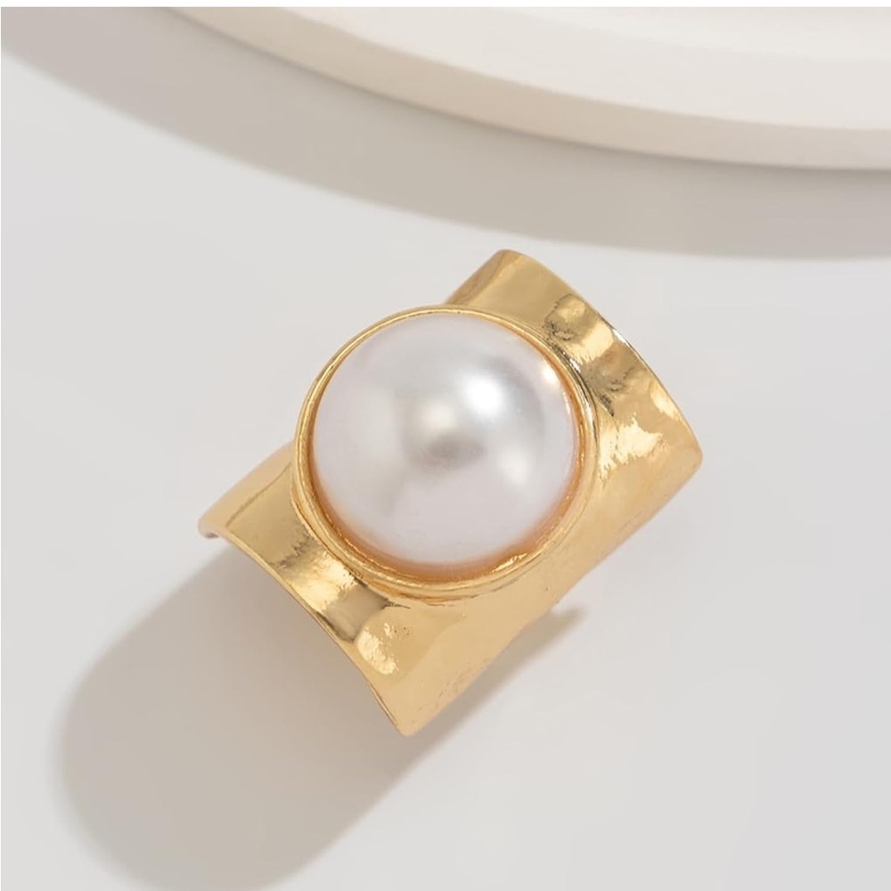 Sculptural Baroque Pearl Signet Ring - Picture 4 of 6